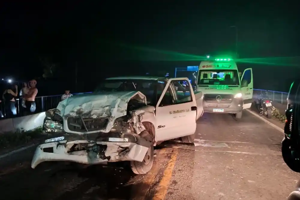 Un fuerte choque entre camionetas en el extremo sudoeste de Rosario terminó con cuatro heridos y un conductor atrapado