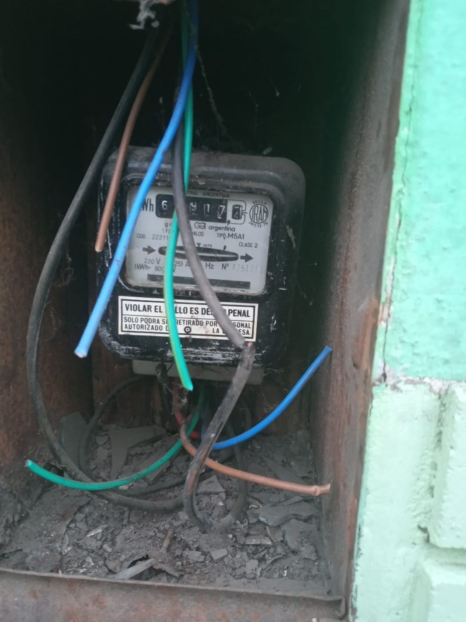 Aprehendieron al sujeto que vandalizaba medidores para robar en comercios