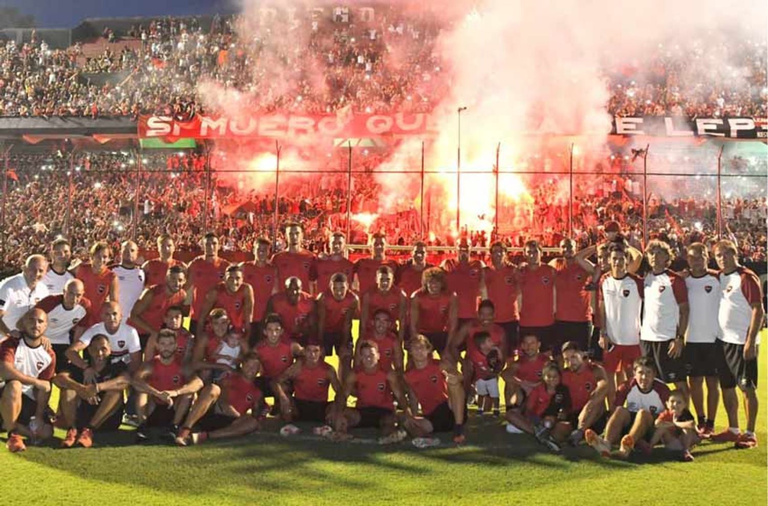 Newell’s realizó el tradicional banderazo ante una multitud