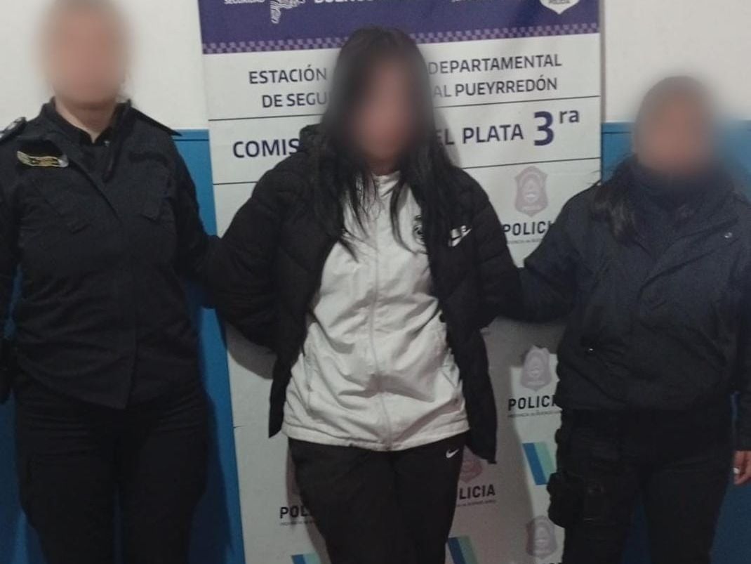 La joven amenazó a la víctima y rompió la vidriera de un comercio.