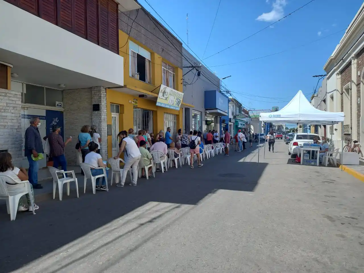 Dispusieron sillas y un puesto sanitario en el Banco Industrial para la fila de jubilados