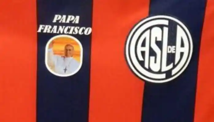 San Lorenzo usará una camiseta con la cara de Francisco