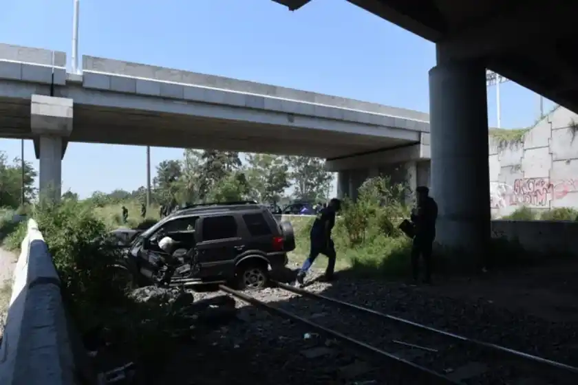 Un policía cayó de Circunvalación con su vehículo y falleció