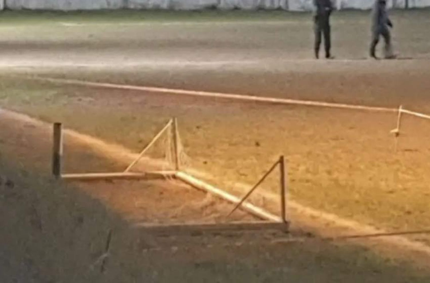 Un arco de fútbol cayó encima de un nene de 12 años y lo mató