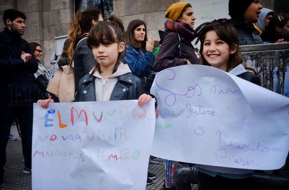 "Están consumiendo mi futuro": Mar del Plata marchó por la crisis climática