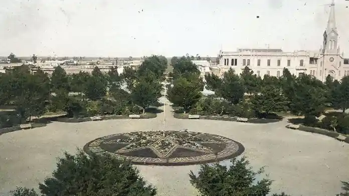 Gigante. La plaza Dardo Rocha, antes que fueran atravesadas por las avenidas 58 y 59