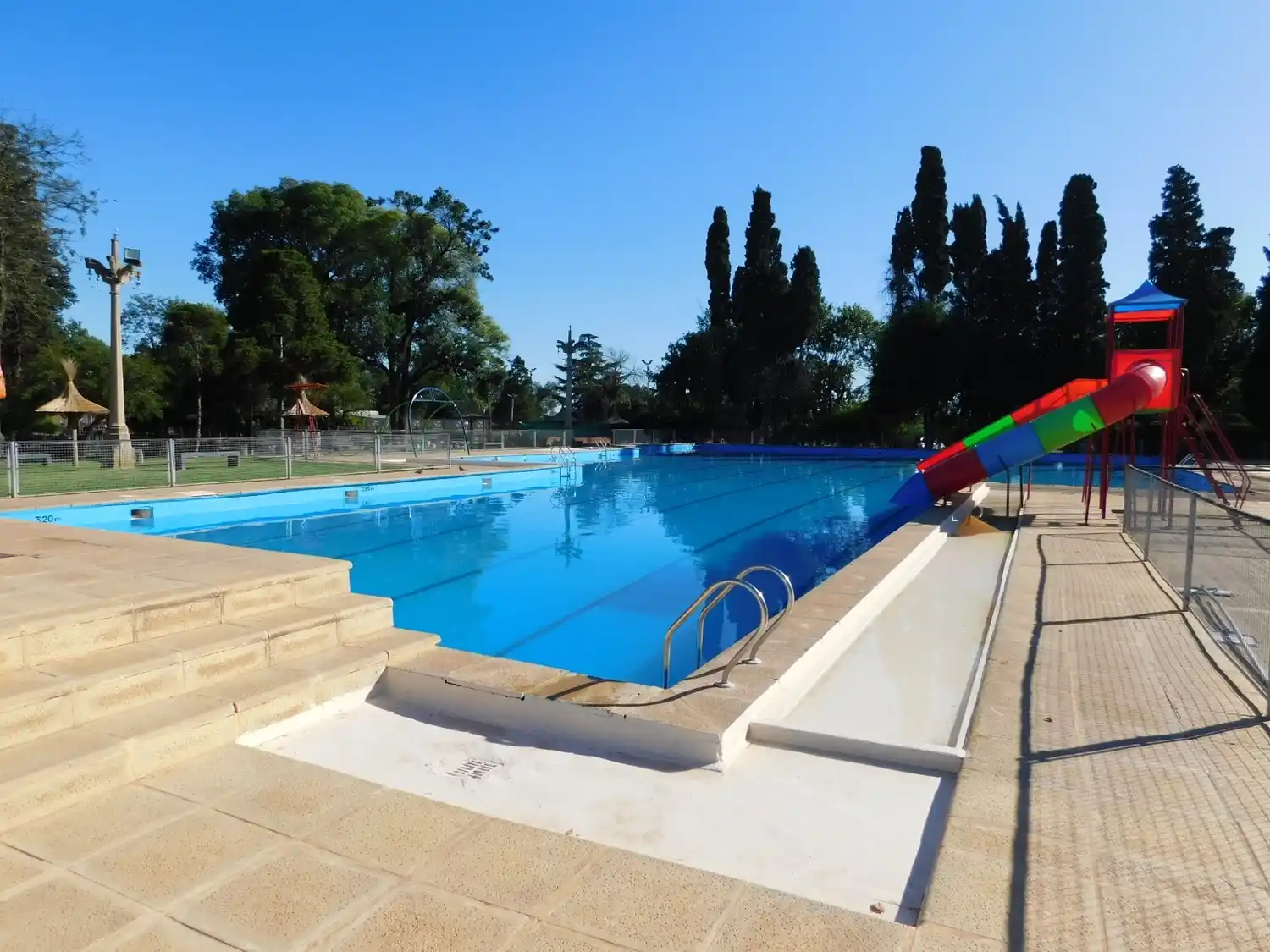 La pileta lista para recibir a los vecinos.