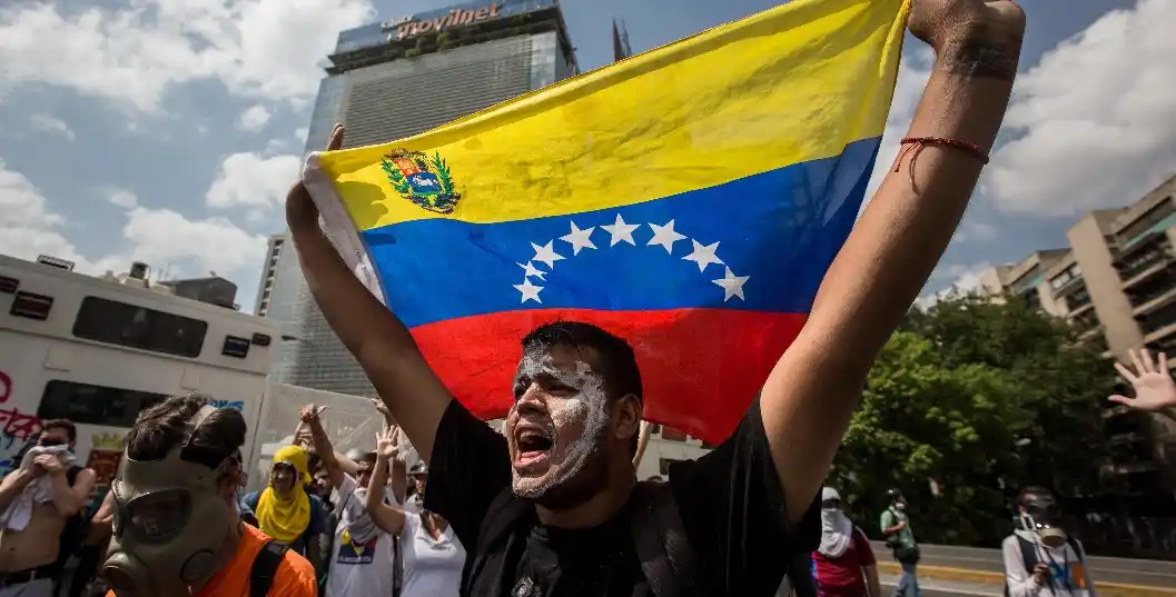 Chavistas y opositores salen de nuevo a las calles