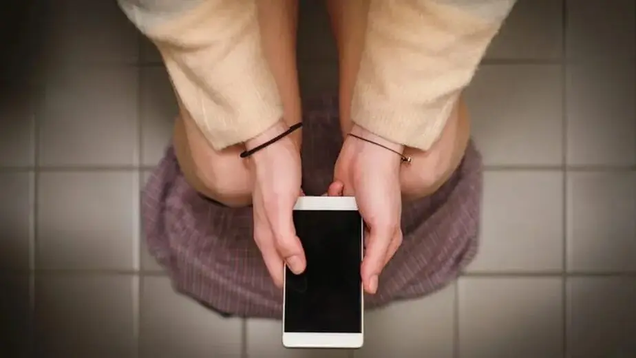 Un médico advierte sobre los riesgos de usar el teléfono en el baño.
