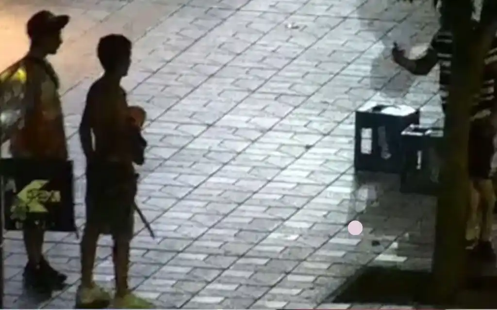 Un limpiavidrios atacó con un palo a un taxista porque no le quiso pagar y terminó detenido.