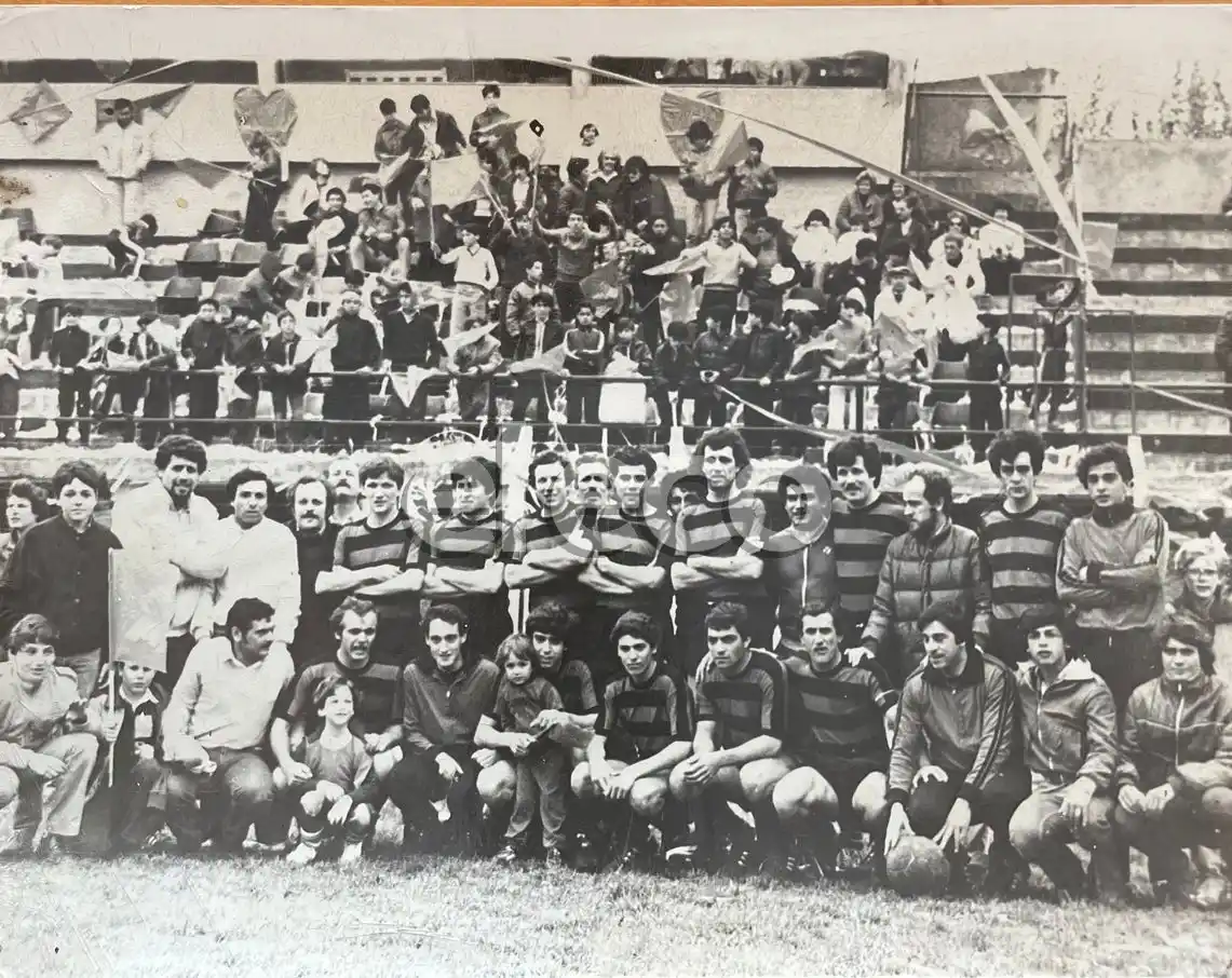 El festejo de Independiente, siete días después de haberse consagrado campeón. Arriba: Ponce, Latorre, Calvi, Garbellini, Maureles, Gramuglia, González, Medina (semitapado), Calles, Sagrera, Canessa, Menchón, Bayerque y Sprovieri. Abajo: Larrocea, Deshusse, Ibáñez, Sommi, Ghezzi, Oudoukian, Alonso, Lorea, Cantero y Krogslund.