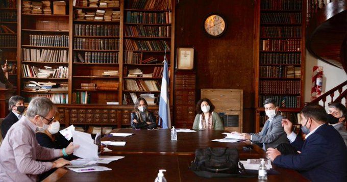 Galmarini se reunió con Vizzotti y autoridades del Malbrán para avanzar en el estudio de detección del coronavirus en líquido cloacal
