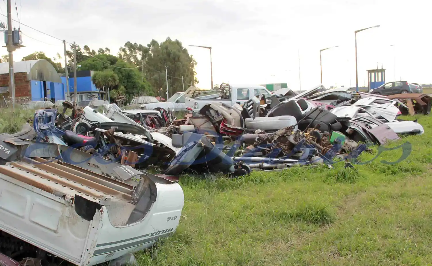 Chatarra, autopartes y vehículos depositados al lado de la Ruta 86