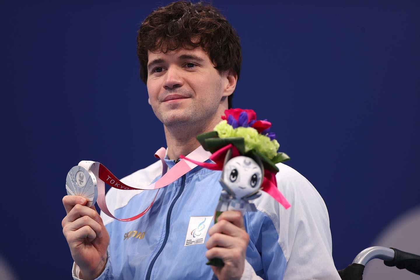 Matías De Andrade con la medalla de plata en el podio.