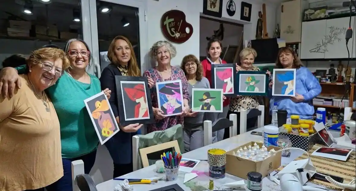 Color y creatividad. Las integrantes del taller presentan sus pinturas