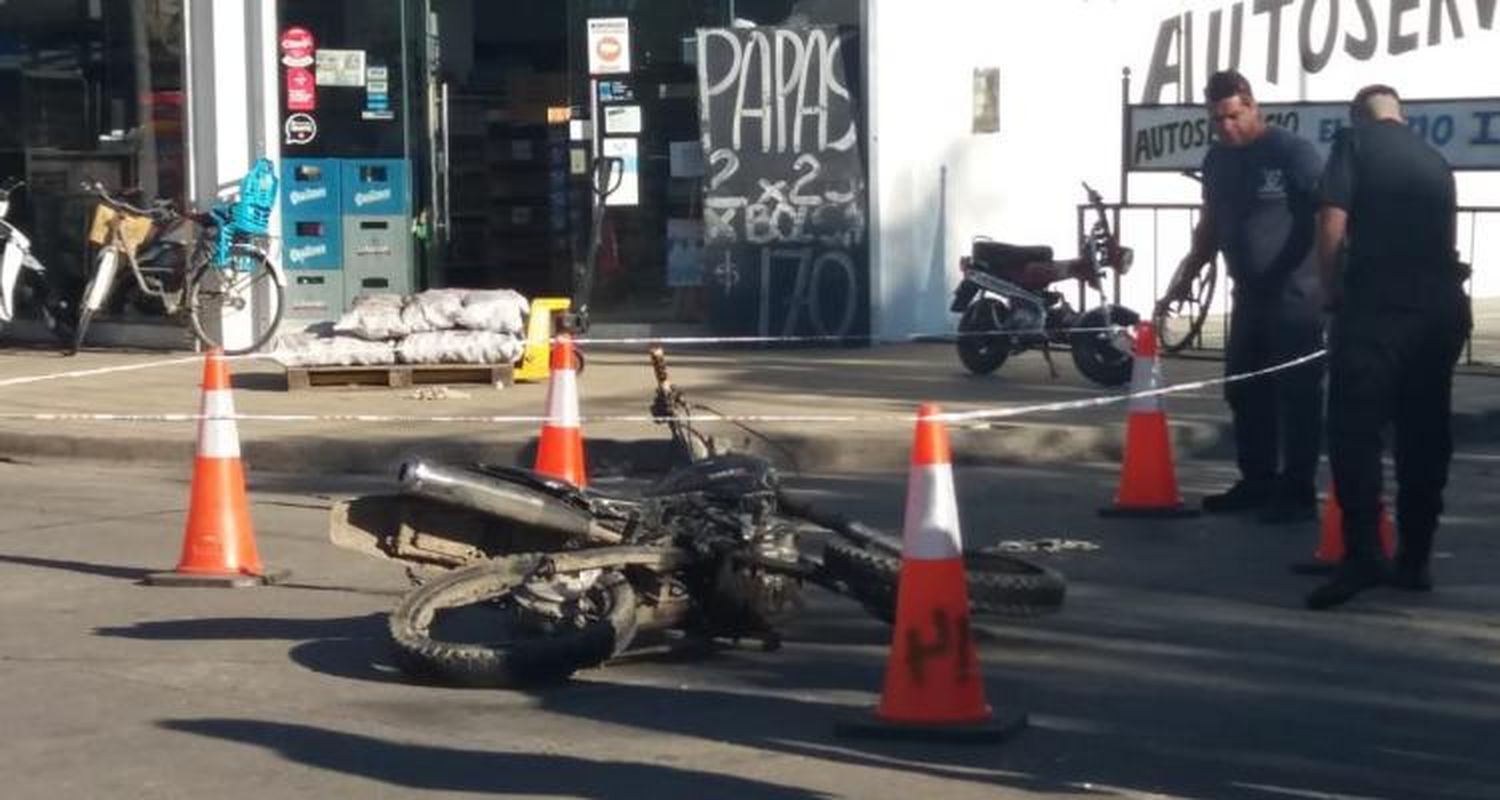 Accidente entre moto y camión: hay un herido “muy grave” trasladado al Hospital