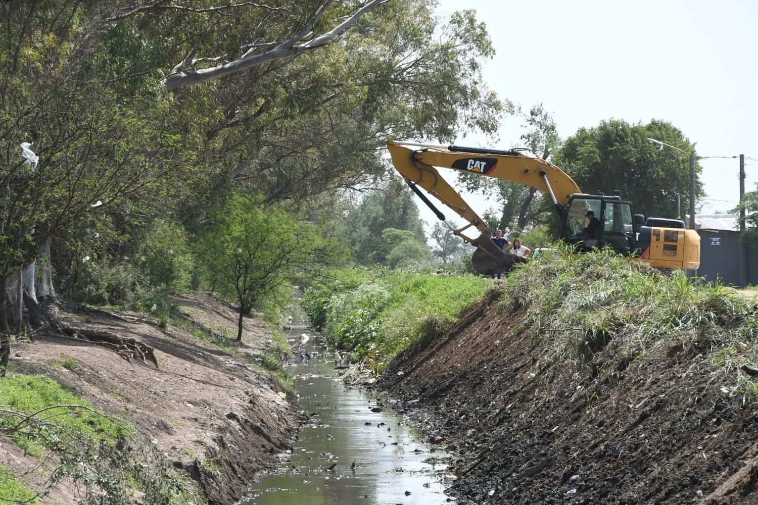 Continúan tareas de limpieza y obras en los canales a cielo abierto.