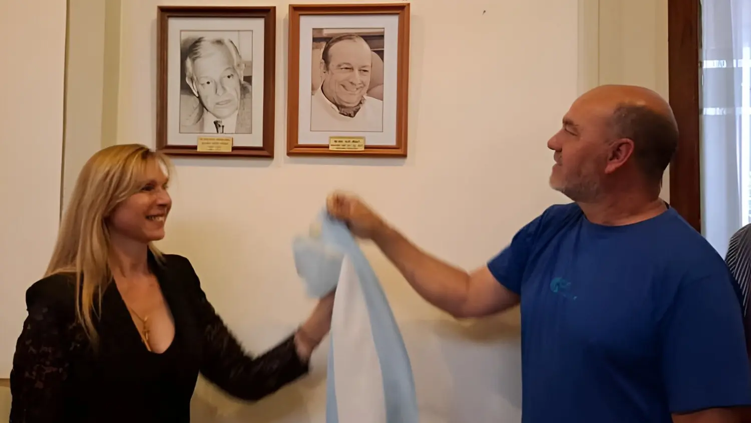 Graciela y Federico descubrieron el cuadro con la foto de su padre, el ex intendente Carlos Sánchez