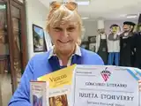 La autora tandilense premiada en el concurso internacional de la Semana Vasca, recibiendo la distinción.