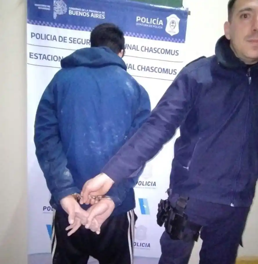 Sustrajo una moto, intentó prenderla y terminó aprehendido