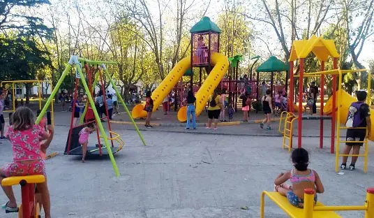Mejoras en cinco espacios más de la plaza Dardo Rocha
