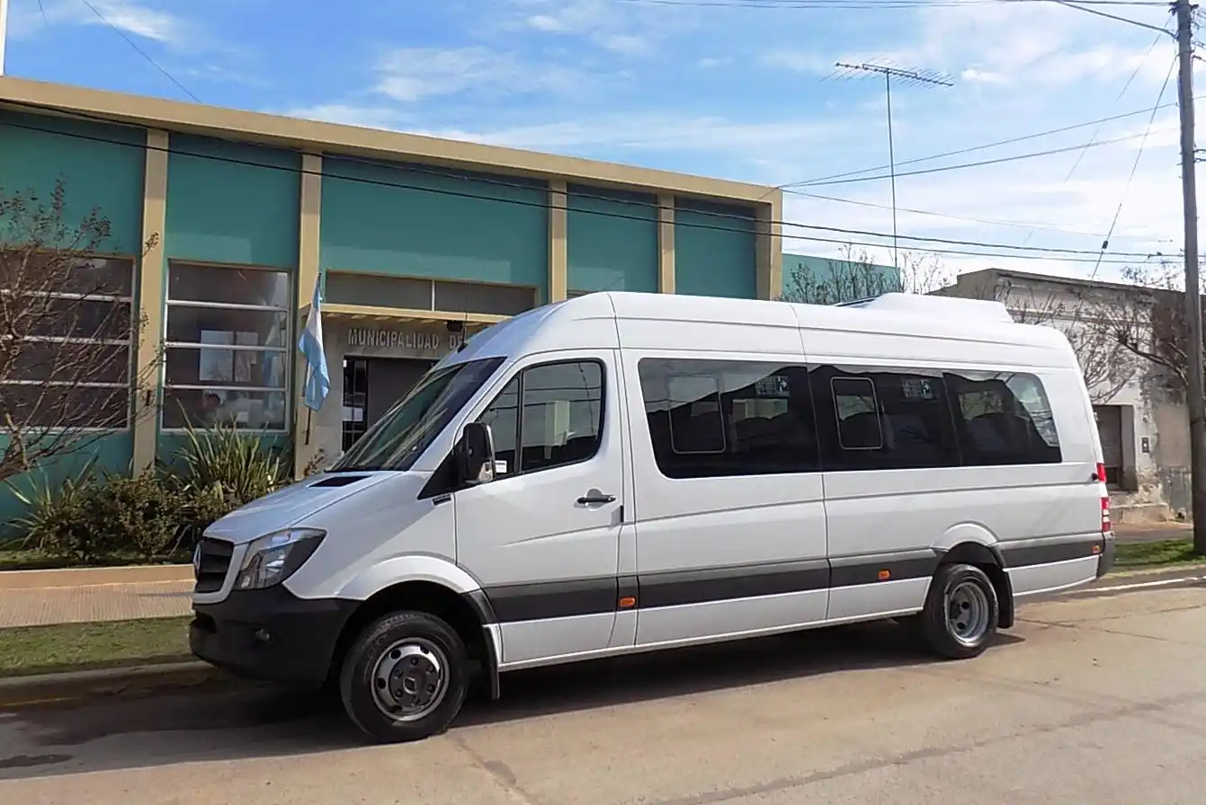El municipio de Lezama adquirió un minibús 0  km para trasladar estudiantes