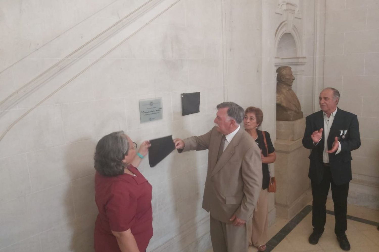 Inauguraron cuatro placas en instituciones educativas donde cursaron sus estudios héroes de Malvinas