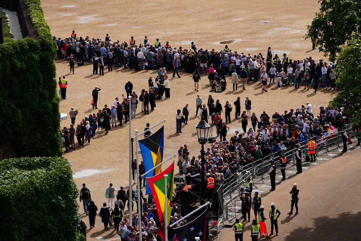El féretro de Isabel II llegó al Parlamento británico para un multitudinario adiós en Londres