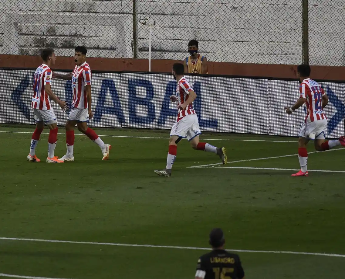 Unión fue eficaz y le dio otro golpe a Racing que sigue sin poder sumar