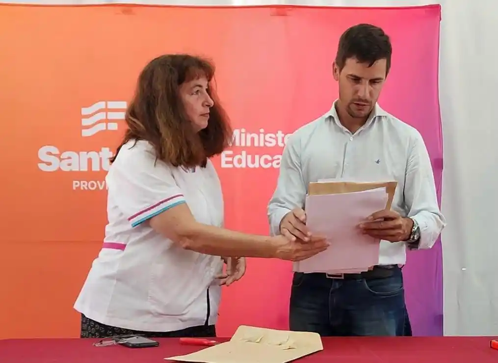 Apertura de sobres para la construcción de 11 aulas en la ciudad