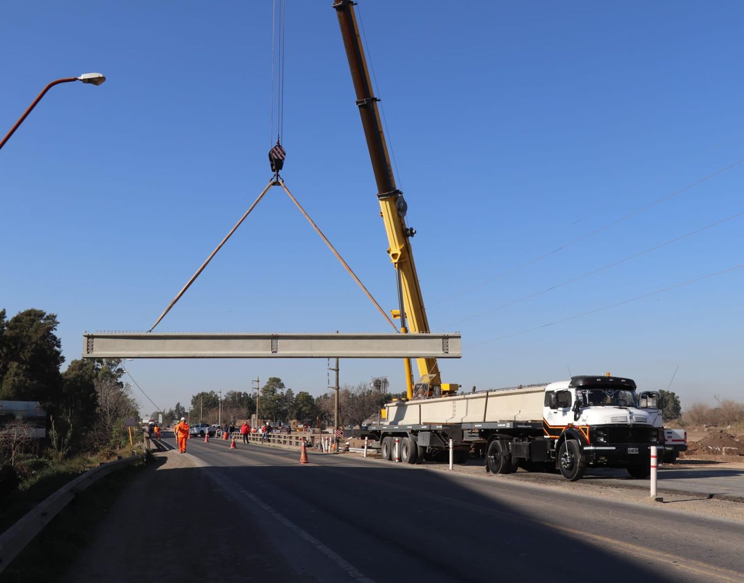 Maquinaria pesada trabaja en el lugar para avanzar rápidamente en la obra.