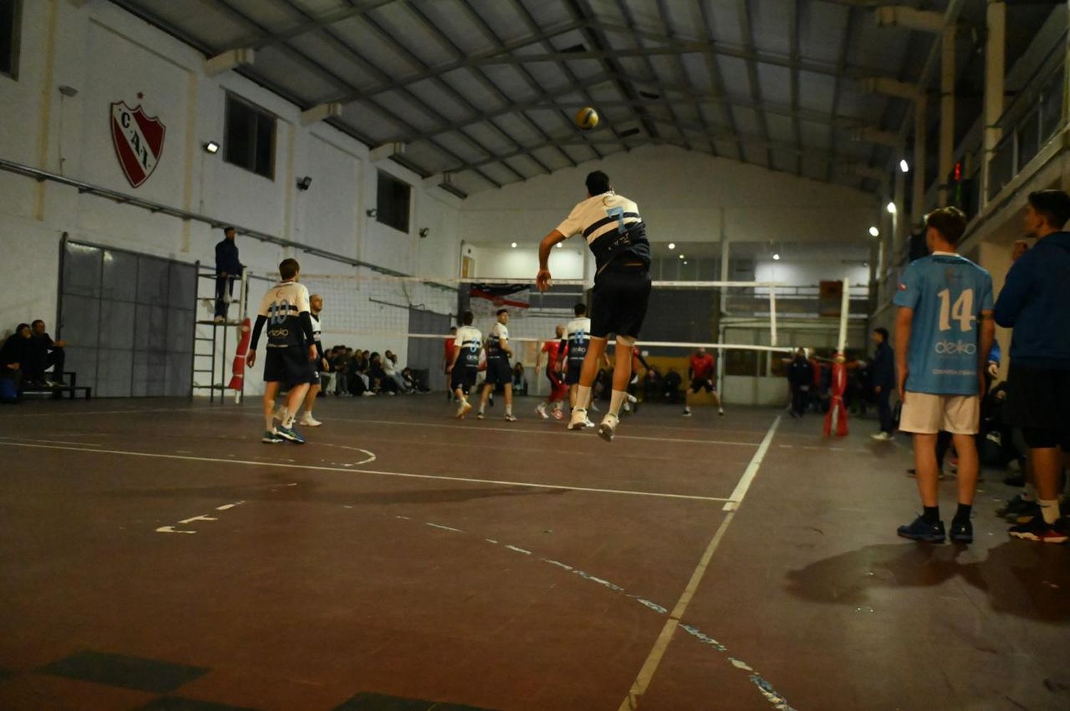 Postal del partido que protagonizaron el viernes Independiente - Pescadores, con triunfo visitante 3-0 (crédito: MR Fotografía).