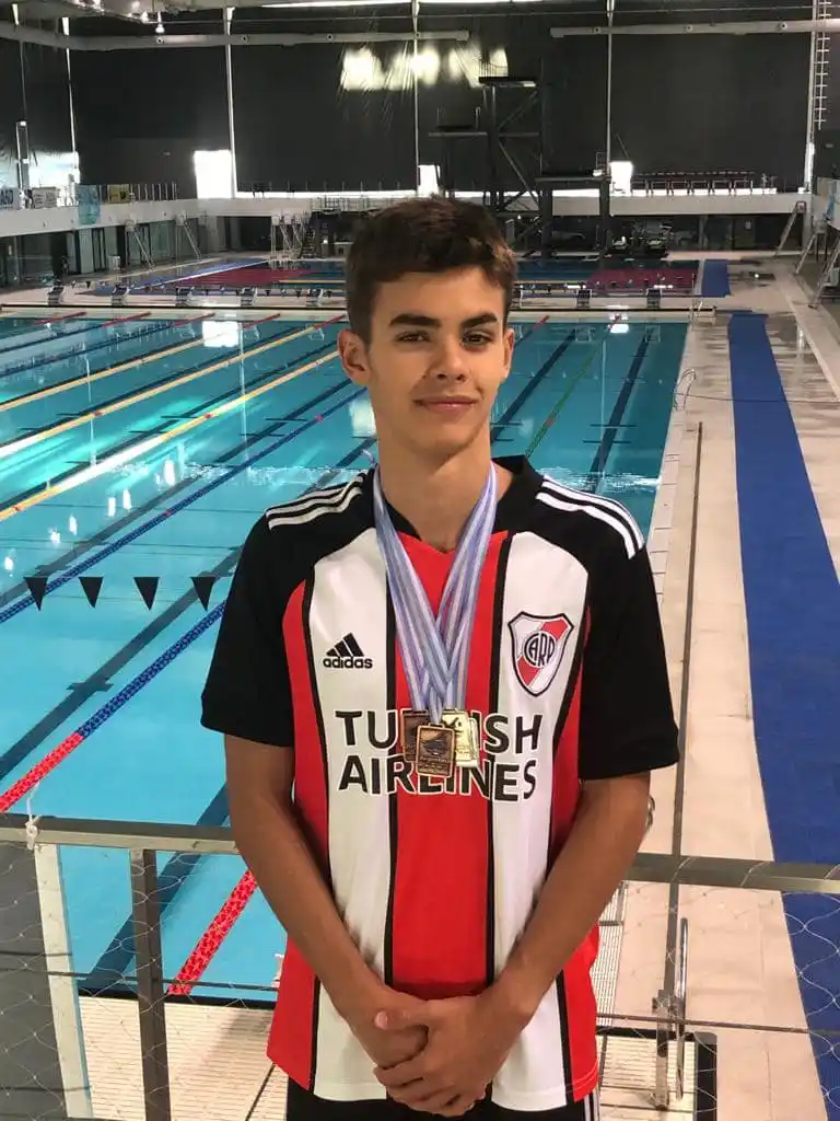 Natación: El nuevejuliense Theo Gonzalo se consagró campeón nacional de 50 metros y lo felicitó el intendente