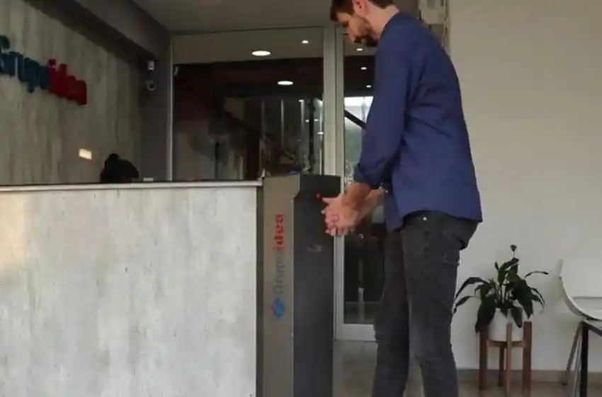 Una empresa metalúrgica santafesina creó un aspersor sanitizante para desinfectar manos en forma rápida