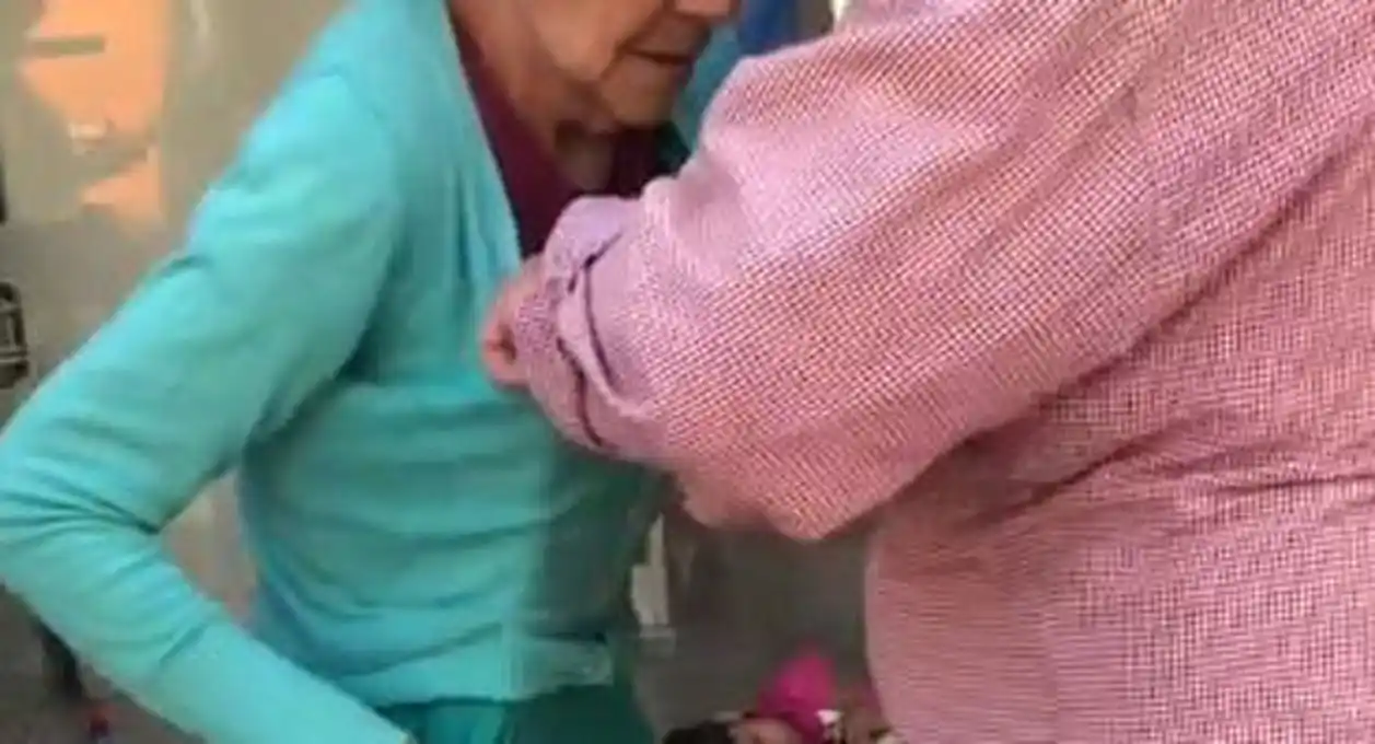 ¡Qué susto! Se le metió una rata entre la ropa mientras hacía fila en el banco y el video se hizo viral