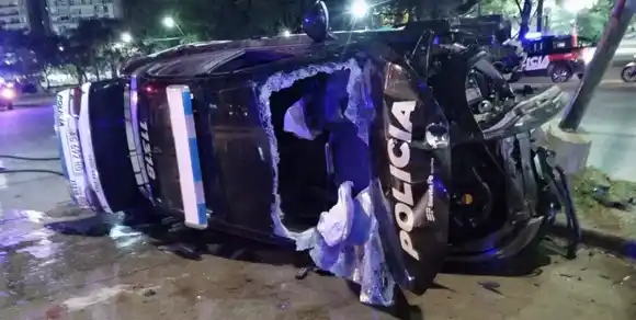 Noche infernal: una persecución, un patrullero volcado, policías heridos y delincuentes capturados