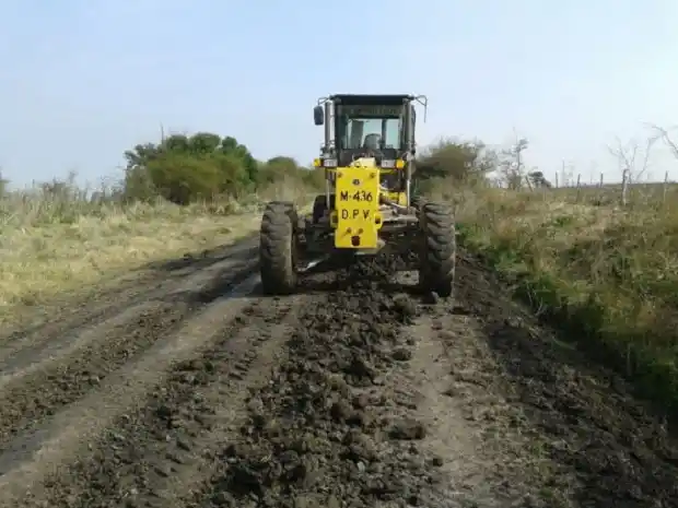 Reconstruyen caminos en las zonas rurales de Gualeguaychú 