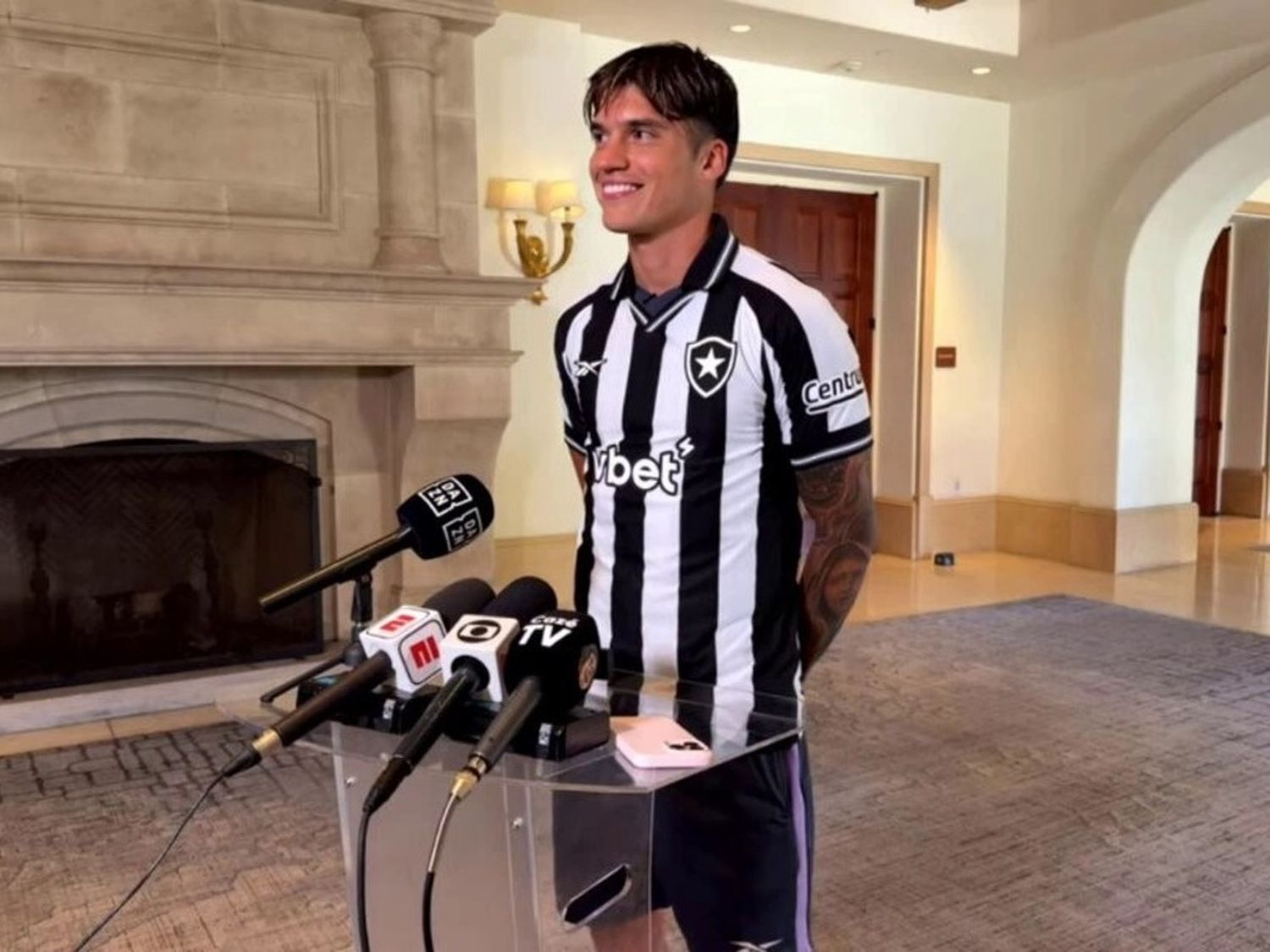 Insólita confusión en la presentación de Joaquín Correa en Botafogo