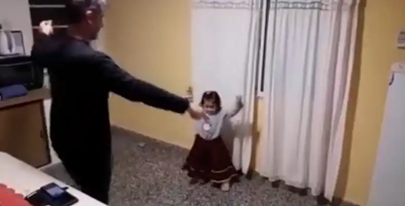 Viral: Abril y su papá bailan “La Firmeza”