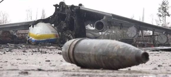 Fuerzas rusas abandonan el aeropuerto de Hostomel, donde fue destruido el Antonov An-225