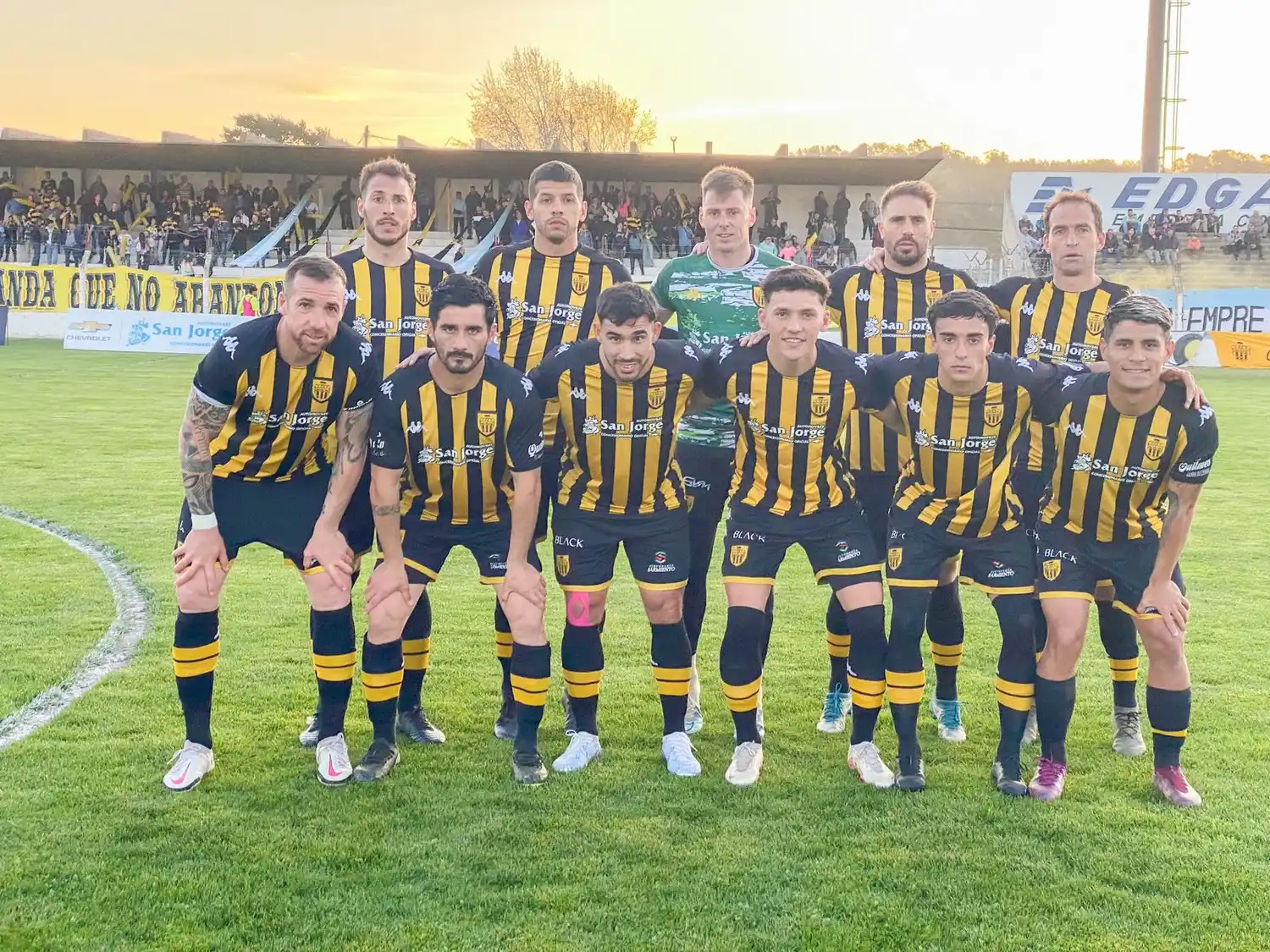 FOTO PRENSA SANTAMARINA La formación inicial de Santamarina, ayer en el San Martín.