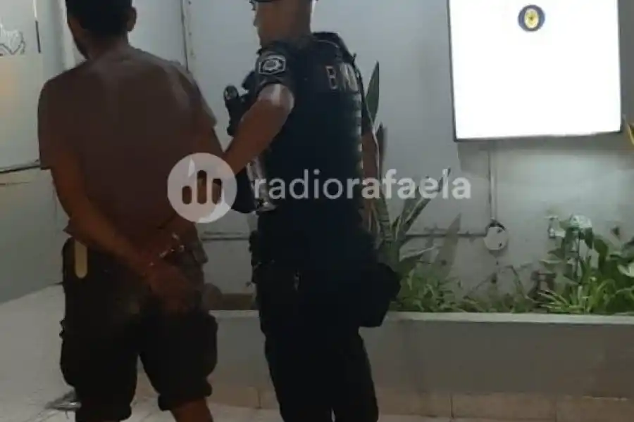 Escapando de la policía los amenazó con un arma