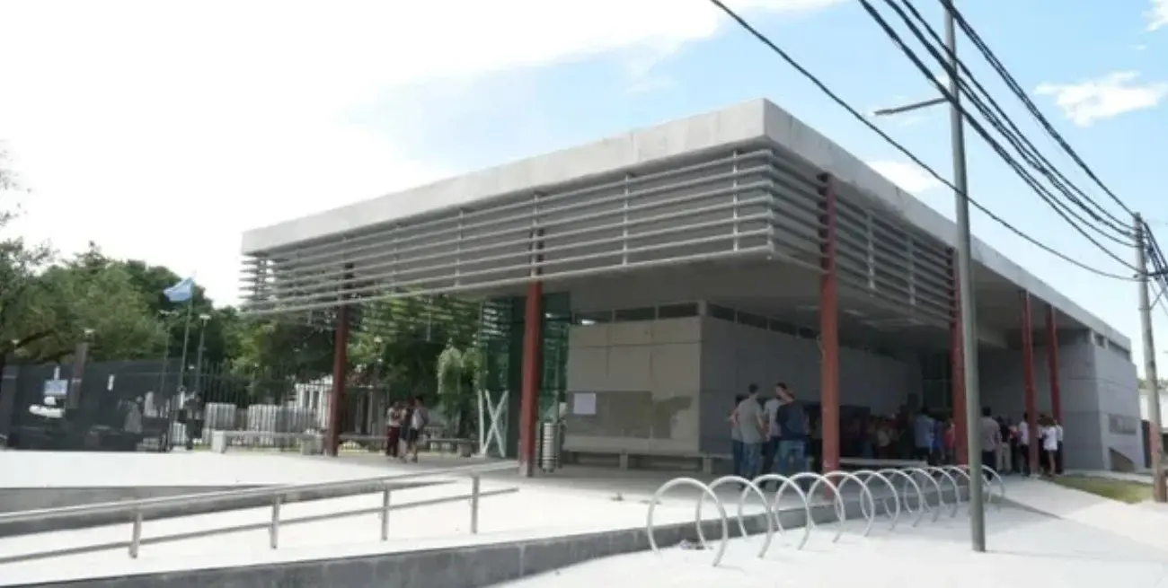 La menor fue trasladada de urgencia por su padre al Policlínico San Martín.