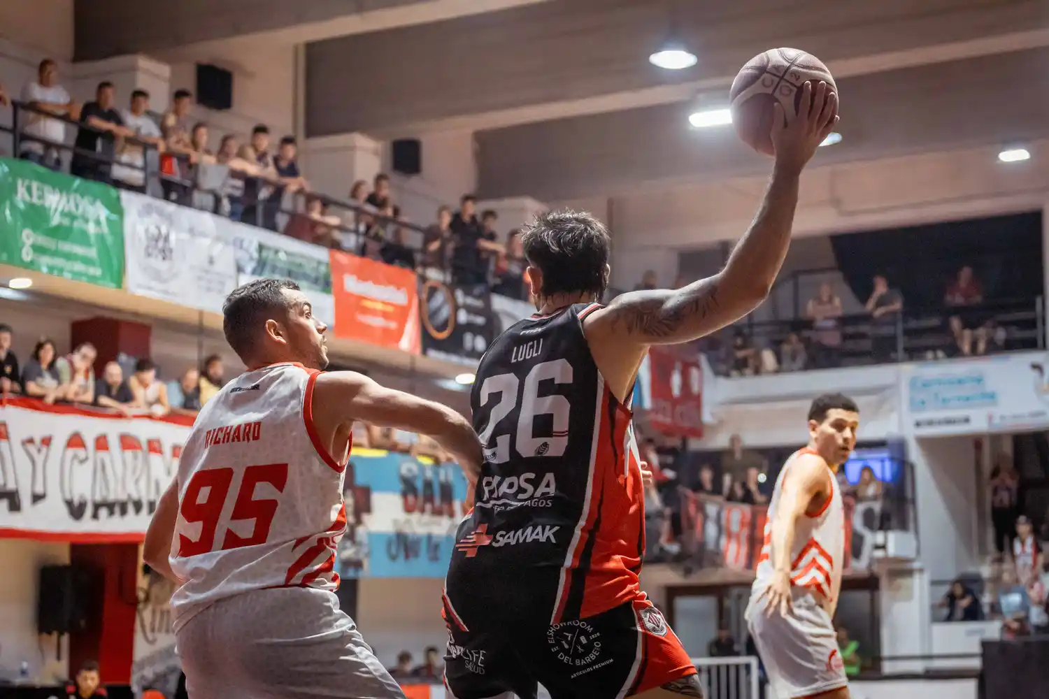 Lugli sosteniendo el balón en lo alto.