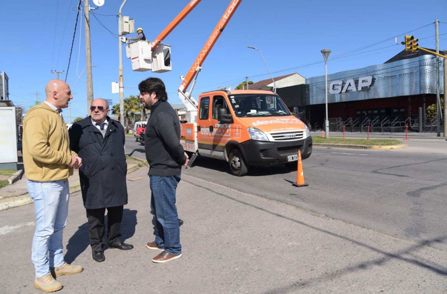 Instalaron una nueva cámara del COM en Constitución y Ortega y Gasset