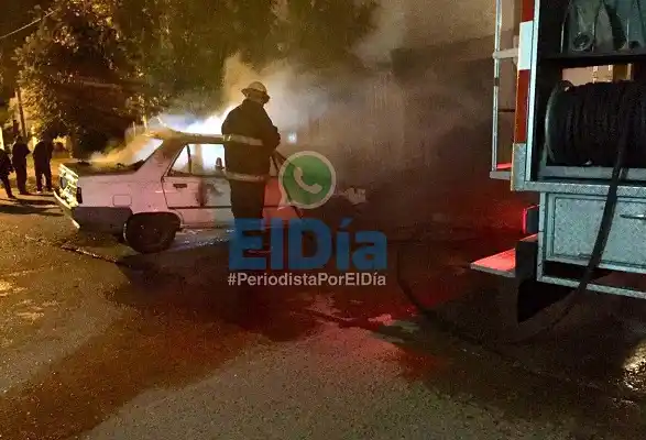 Un auto incendiado en Andrade al 1400