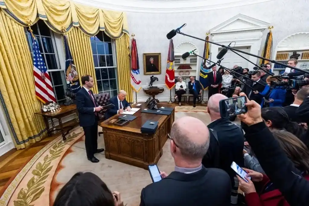 Trump firma decretos en el Salón Oval