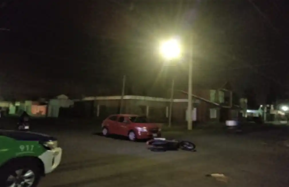 Motociclista en estado reservado tras chocar con un auto en Almafuerte y Urraco