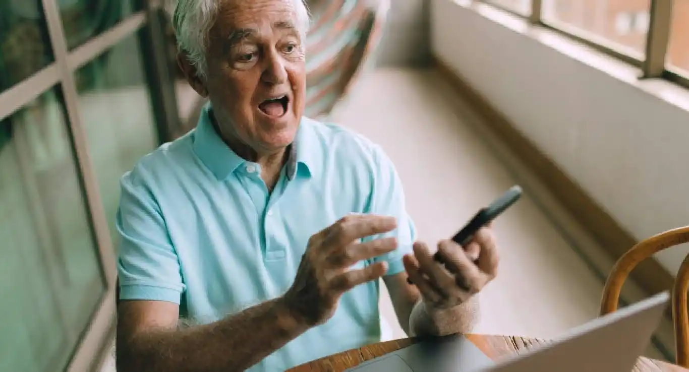 La sorpresa al descubrir la estafa: un jubilado de La Plata perdió casi $10 millones por el engaño del TelePase.