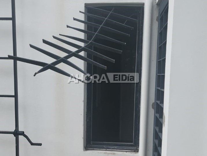 Así rompieron una reja para ingresar a una de las viviendas asaltadas.